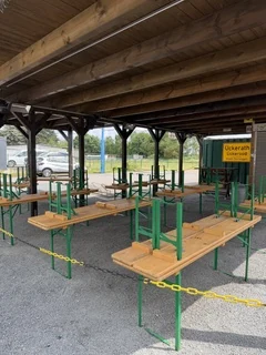 Überdachte Bierhütte im Freien mit Biergarnituren